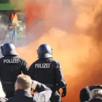 Njemacka policija navijaci  huligani Foto: Sky News