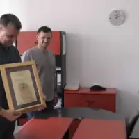 Faris Hasanbegović sa zahvalnicom- samo još da nađe  slobodno mjesto na zidu