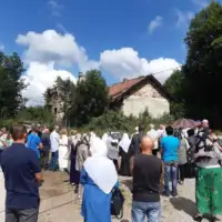 Sanski logoraši sa rodbinom stradalih