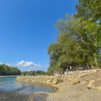 Sunčana rijeka plaža