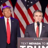 Doug Burgum i Donald Trump foto Bloomberg