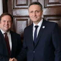 Denis Bećirović sa Stephenom Doughtyjem
