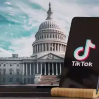 Tik Tok SAD Bela kuca telefon Foto Shutterstock