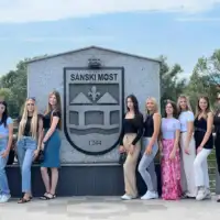 Finalistkinje Izbora  na gradskom mostu u Sanskom Mostu