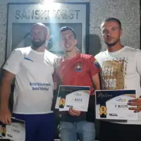 Pobjednici Noćnih  skokova u Sanskom Mostu: Slijeva, Ališić, Dedić, Galić