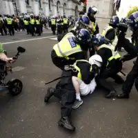 Policija london neredi