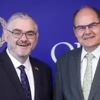 Schmidt i Louis J. Crishock