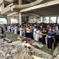 PALESTINCI NA RUSEVINAMA DZAMIJE U GAZI KLANJALI DZUMANAMAZ 872x610