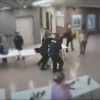 Policajac udario ucenika u glavu vise puta