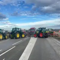 Poljoprivrednici Srbije blokirali cestu u Badovincima prema prelazu Bi H