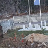 Srebrenica Krstovi postavljeni u muslimanskom mezarju u selu Kragljivode