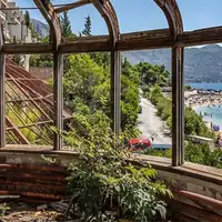 hrvatska Turisti se čude i razgledavaju ruševine Kupara