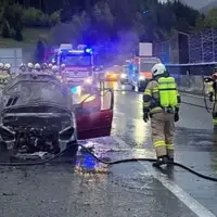 austrija Vozaču iz BiH zapalio se automobil u austrijskom tunelu Foto: Facebook/Freiwillige Feuerwehr Zederhaus