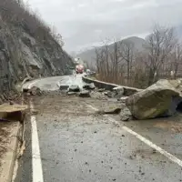 Dijelovi stijene se obrusili na cestu u Salakovc