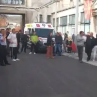 Makedonija pozar diskoteks Rodbina ispred bolnice . TV Kočani