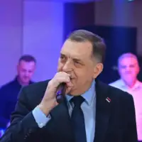 Milorad Dodik pjeva