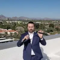 Mark Brnovich pokazuje vjestine s japanskim oruzjem