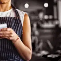 Konobarica posa radnici