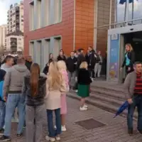 Roditelji ispred bazena