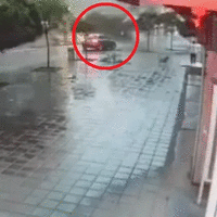 Srbija Vozac zakocio prije nego sto je krov zgrade pao na plocnik ispred njega