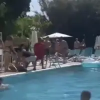 Kian Harratt bacio stolicu na ženu