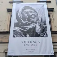 Majka Srebrenice na zidu NUB BiH