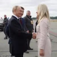 Monica Crowley se rukuje s Putinom 1