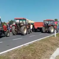 Traktori poljoprivrednici granicni prijelaz 1 427x285 1