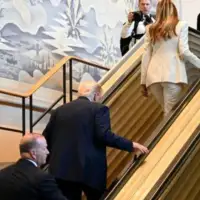 donald Trump i njegova supruga Melania penju se stepenicama