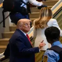 Donald Trump i njegova supruga Melania uspinju se stepenicama