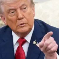 Donald Trump nosi znacku borbenog aviona