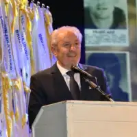 Refik lendo