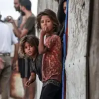 Gaza 10 Dvije palestinske djevojčice u kampu za raseljene osobe u Deir al-Balahu