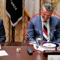 Pete Hegseth  došao u kravati boja Rusije