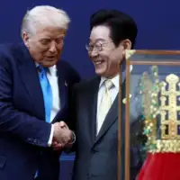 Donald Trump u Juzna Koreja dobio repliku zlatne krune