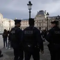 Louvre pariz policija