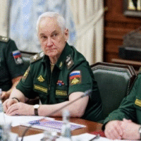 Andrej Boleg desno tokom sastanka kojim je predsjedavao ruski ministar odbrane Andrej Belousov