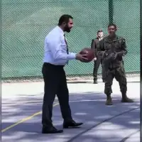 Ahmed al Sharaa Sirijski lider u partiji basketa sa američkim generalima