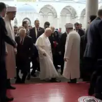 Papa Lav skinuo cipele pred ulazak u dzamiju i tako pokazao postovanje
