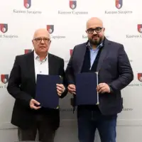 Predstavnik kompanije Sejari i Adnan Steta poslije potpisivanja ugovora o nabavci
