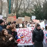 Protesti studenti dom 11 etto Studenti iz Nedžarića i Bjelava protestuju ispred Vlade KS