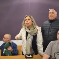 Benjamin Netanyahu 12 Porodice ubijenih u Gazi ušli u sudnicu, zaštitari ih smirivali