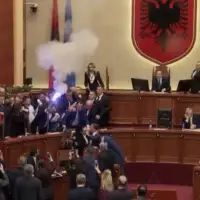 Albanija parlament haos