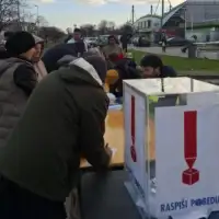 Srbija skupljaju se potpisi Pritisak da Vucic raspise izbore