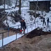 Ustikolina Postavljen improvizovani most prema selu Mihovici kod Ustikoline