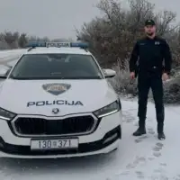 Policija hrvatska Policajac zaludio Hrvatice
