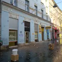 Obrusila se fasada sa zgrade u sarajevskoj ulici Ferhadija 01