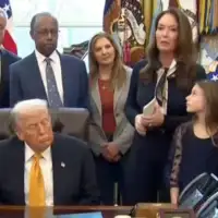 Donald Trump 01 zaspao u Ovalnom kabinetu