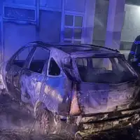 Mostar Izgorio automobil na parkingu, policija osigurava mjesto događaja