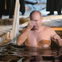 Vladimir Putin se okupao u ledenoj vodi na Bogojavljanje